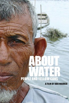 Über Wasser: Menschen und gelbe Kanister gratis
