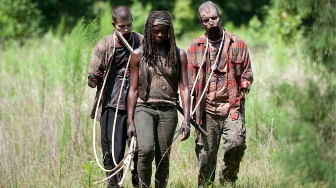 Michonne (Danai Gurira) con sus mascotas zombies, en The Walking Dead