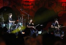 Escena de 2cellos - En vivo en el Arena Pula