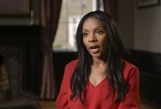 Escena de 4 bodas y 1 funeral