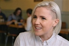 Escena de A la mesa con Hart