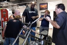 Escena de American Chopper: El reto de Shaq