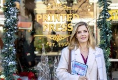 Escena de Angel Falls: A Novel Holiday