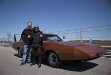 Escena de Autos alucinantes con Brian Johnson