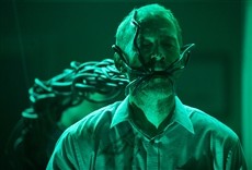 Escena de Await Further Instructions
