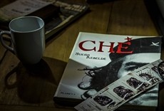 Escena de Che. La peligrosa costumbre de seguir naciendo