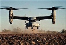 Escena de Chuck Norris y los vehículos militares