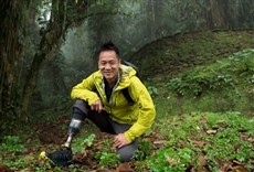 Escena de Ciudades perdidas con Albert Lin