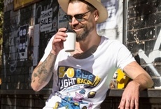 Escena de Comida, trago y tatuajes