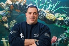 Escena de Con el agua al cuello: Por el mundo