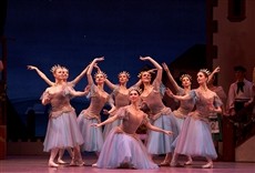 Escena de Coppélia, con Marianela Nuñez