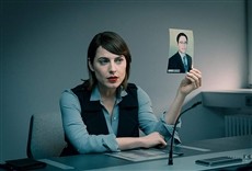 Escena de Cuatro contra el banco