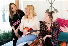 Escena de Cyrus vs. Cyrus: diseña y conquista