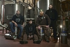 Escena de Dark Horse: amigos y cervezas