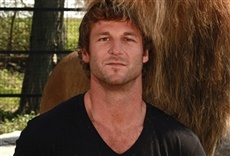 Escena de Dave Salmoni: entre leones