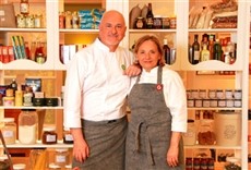 Escena de Dolli y Gross. Cocina entre amigos