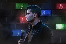 Escena de Drew Michael: Rojo, azul, verde