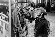 Escena de El hombre de las pistolas de oro