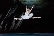 Escena de El lago de los cisnes, con Marianela Nuñez