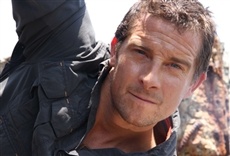 Escena de En la isla, con Bear Grylls