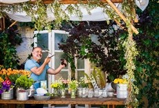 Escena de Especial: Decora con flores