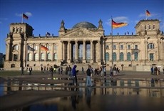 Escena de Germany Decides: CEO Briefing