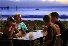 Escena de Guy en Hawái