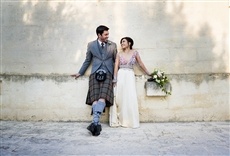 Escena de Hermanos a la obra: boda en construcción