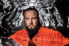 Escena de Inexplorado, con Justin Fornal