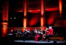 Escena de John Malkovich: el crítico musical