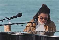 Escena de Juan Luis Guerra 4.40: Entre el mar y las palmeras