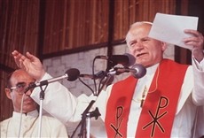 Escena de Juan Pablo II en el Perú