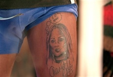 Escena de Just Tattoo of Us