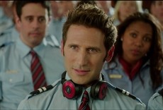 Escena de Larry Gaye: Renegade Male Flight Attendant