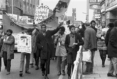 Escena de Las panteras negras: vanguardia de la revolución