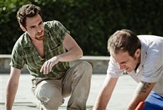 Escena de Los anfitriones