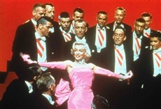 Escena de Los caballeros las prefieren rubias