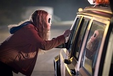 Escena de Los extraños: cacería nocturna