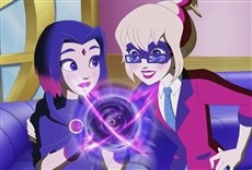 Escena de Mes de DC Super Hero Girls y los Jóvenes Titanes e
