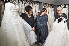 Escena de Novias XL: la boutique