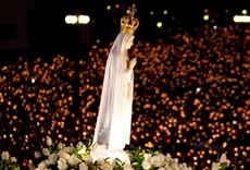 Escena de Nuestra señora de Fátima: rosario internacional y