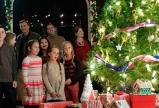 Escena de Nunca beses a un hombre con un suéter de Navidad