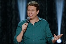 Escena de Pete Holmes: caras y sonidos