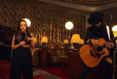 Escena de Piano y mujer