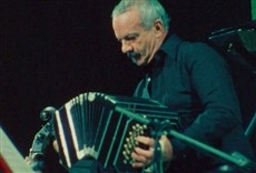 Escena de Piazzolla, los años del tiburón