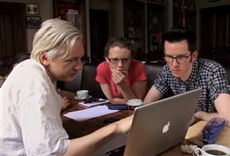 Escena de We Steal Secrets: La historia de WikiLeaks