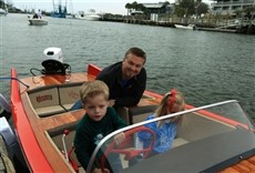 Escena de Saliendo a flote