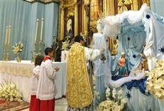 Escena de Santa misa del día de Navidad