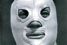 Escena de Santo: la leyenda del enmascarado de plata
