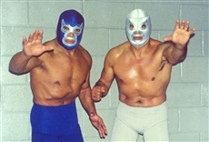 Escena de Santo y Blue Demon en el mundo de los muertos